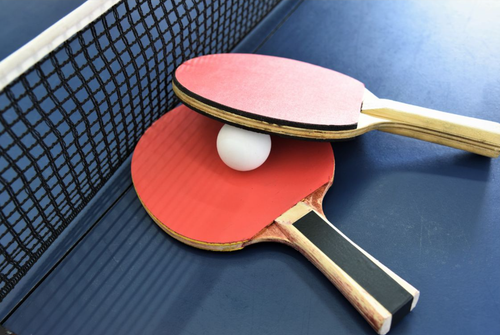 Tafeltennis batje op een tafeltennisbaan