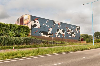 Zijgevel met afbeeldingen van koeien, Poppodium Boerderij in Zoetermeer.