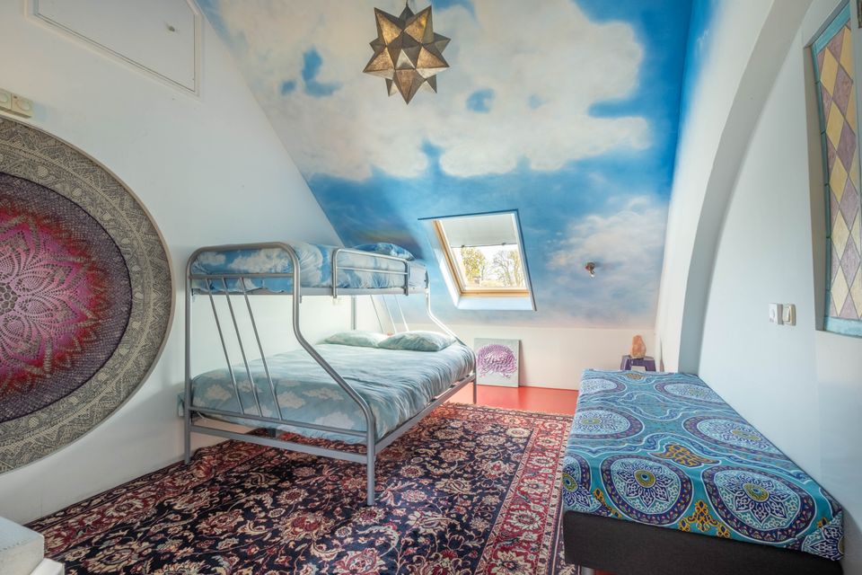 1x groot stapelbed: vast tweepersoons bed onder daarboven 1x één persoons bed 1x eenpersoons boxspring