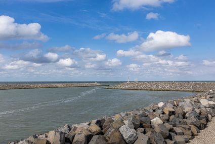 Uitzicht over het water vanaf het vogelkijkpunt bij Breezanddijk op de Afsluitdijk.