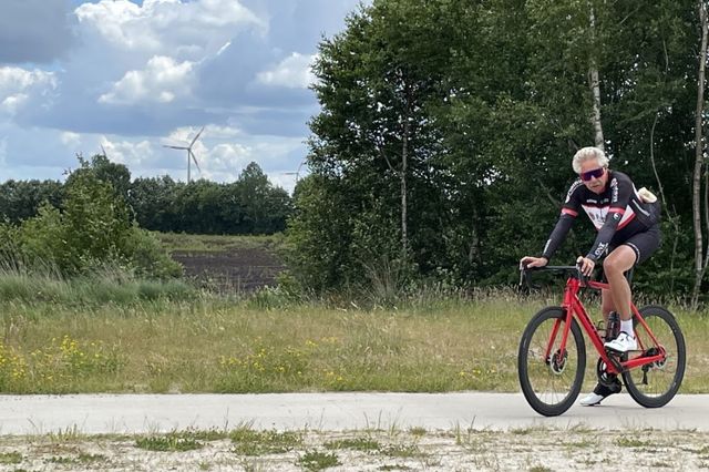 Een wielrenner in de natuur.