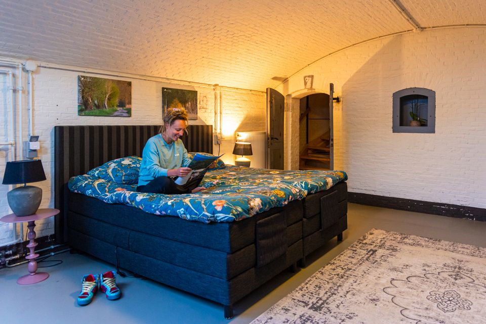 Een heerlijk boxspringbed in een oude ruimte in Fort Bakkerskil.