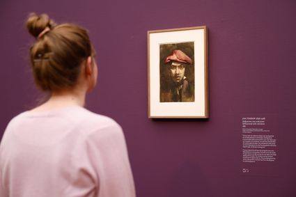 Bezoeker kijkt naar schilderij Jan Toorop in Singer Laren