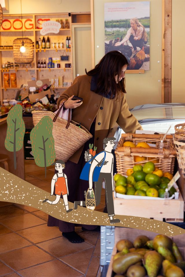 Bezoeker winkelt in een boerderijwinkel vol verse streekproducten uit het Groene Hart, zoals groente, fruit en lokale delicatessen.