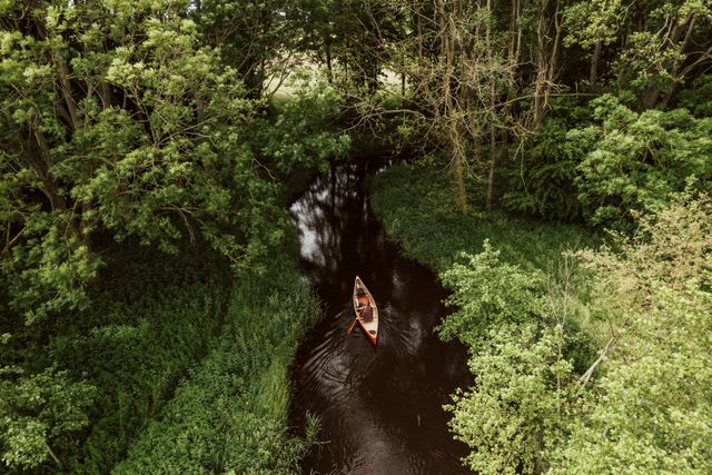 Luchtfoto van een kano in de natuur in Drenthe.