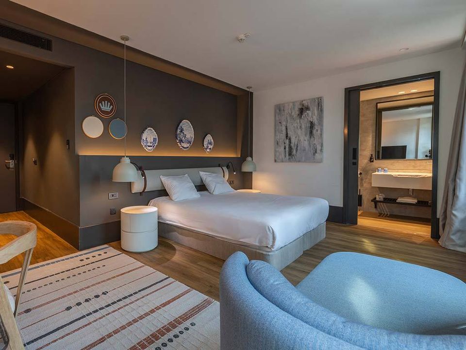 Modern ingerichte tweepersoons slaapkamer in blauw en beige tinten