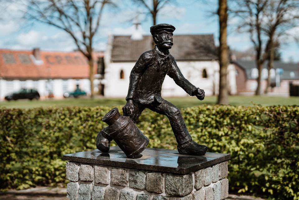 Kunstwerk bij voormalige boterfabriek, man met kan