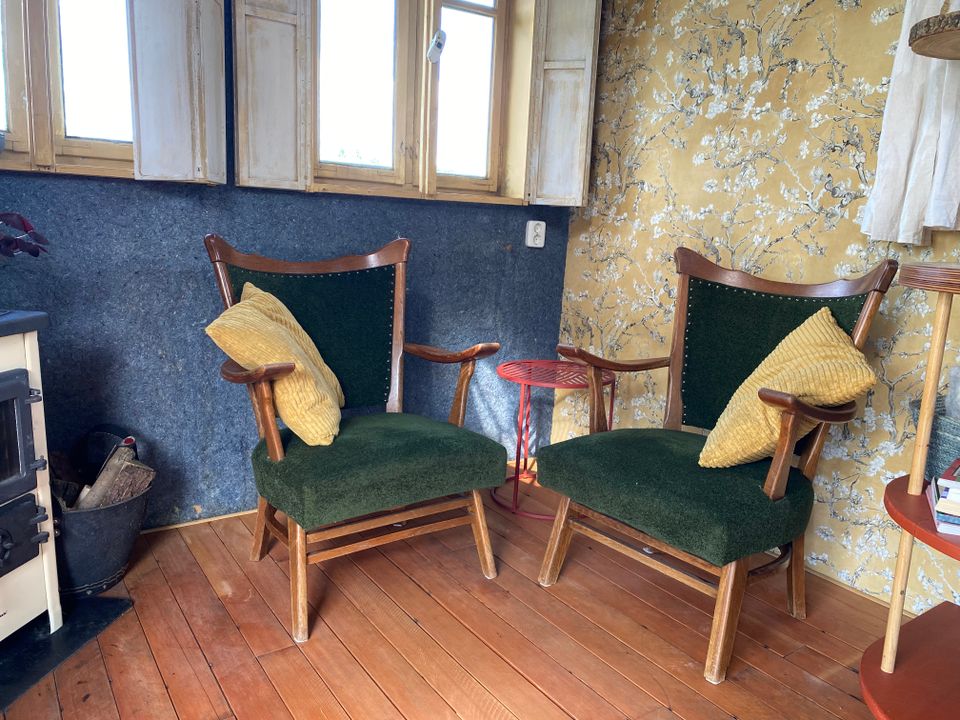 lekkere stoelen bij de houtkachel