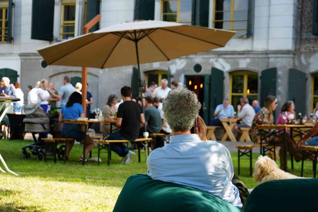 Fort Nieuwersluis bezoekers op terras