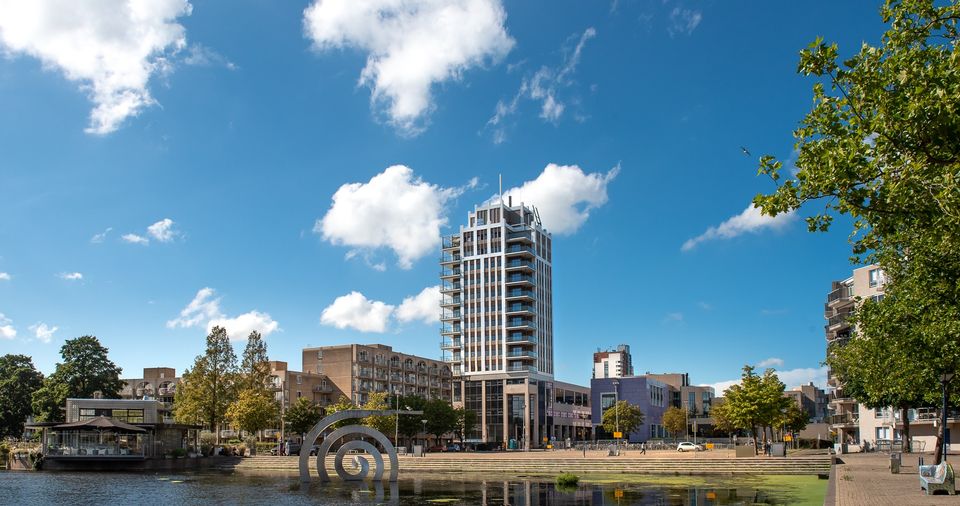 Foto van het Stadshart over de Dobbeplas in Zoetermeer.