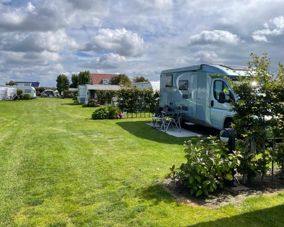 Geräumiger Komfortstellplatz für Zelt oder Wohnwagen auf dem Camping De Wulp
