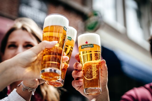 Proosten met bier