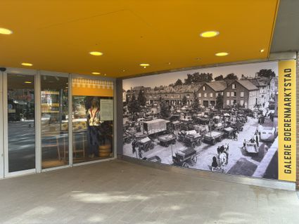 Historische pop-up Galerie Boerenmarktstad in Woerden, Groene Hart, met grote fotowand van de vroegere boerenmarkt en expositie over het agrarische erfgoed en de geschiedenis van de stad.