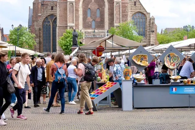 Foto van drukte op de Markt in Delft tijdens de Delftse keramiekdagen