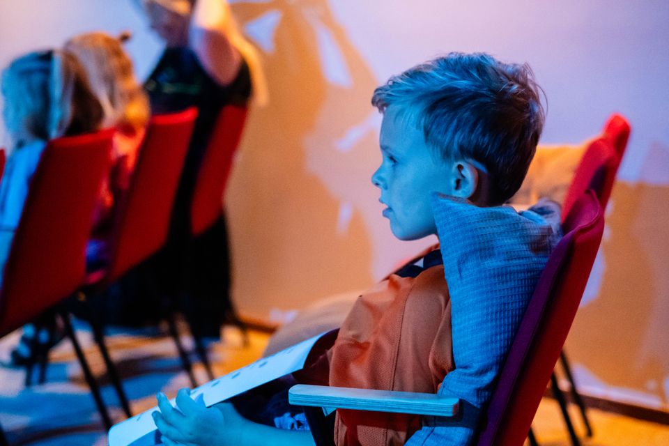 Jongen in de Verhalenzaal van Bibliotheek Katwijk