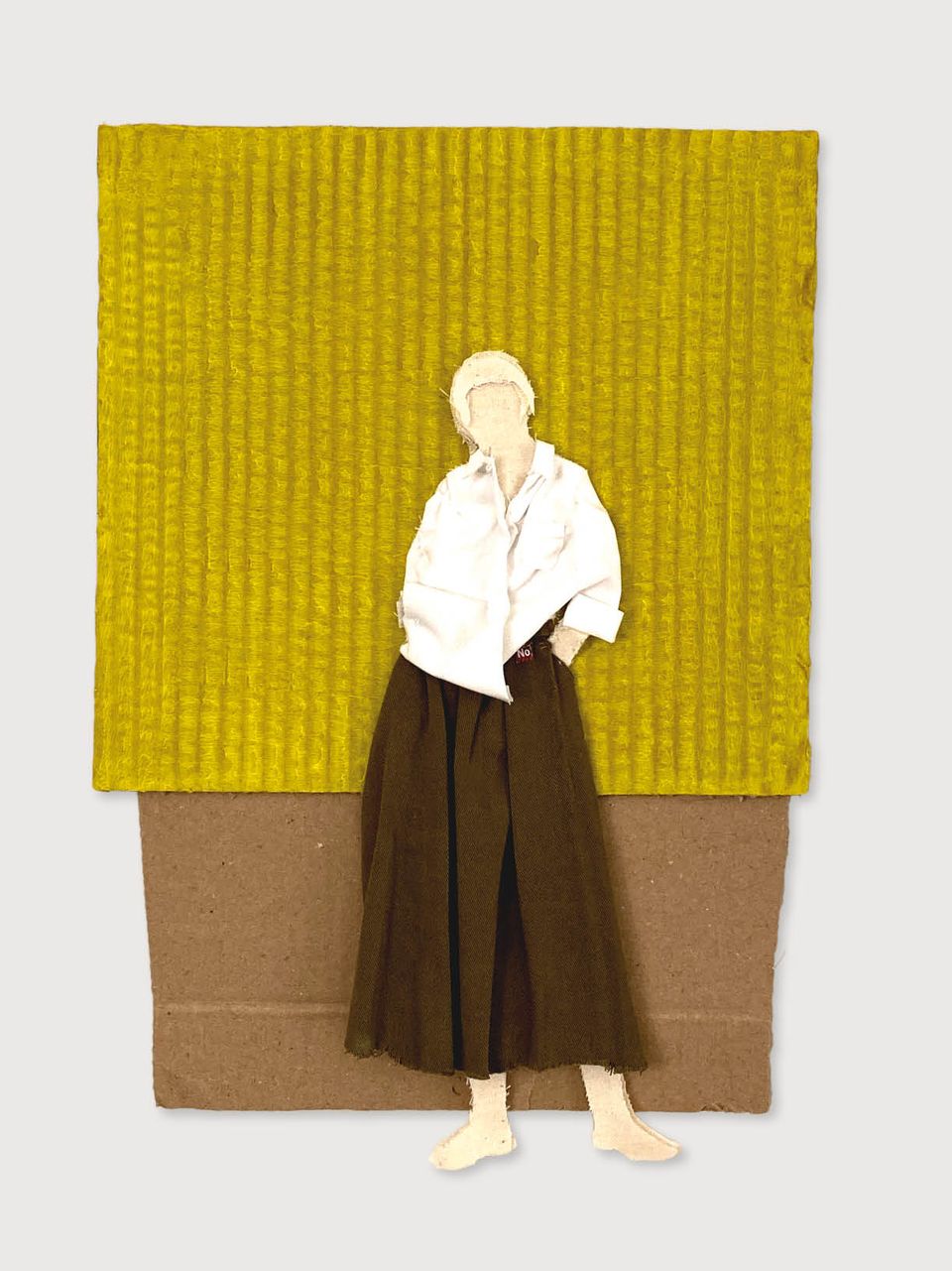 Kunstwerk No.78 van Judith Vos bij Galerie Van Slagmaat in Woerden, Groene Hart, met een gestileerde figuur in witte blouse en donkere broek tegen een geel en bruin vlak.