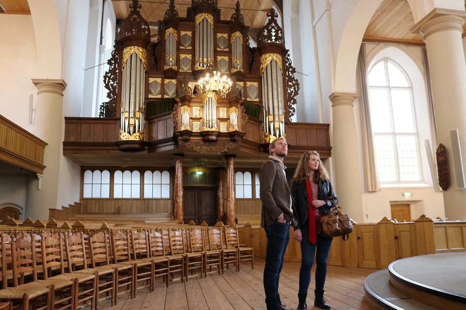 een stel staat in de maritinikerk
