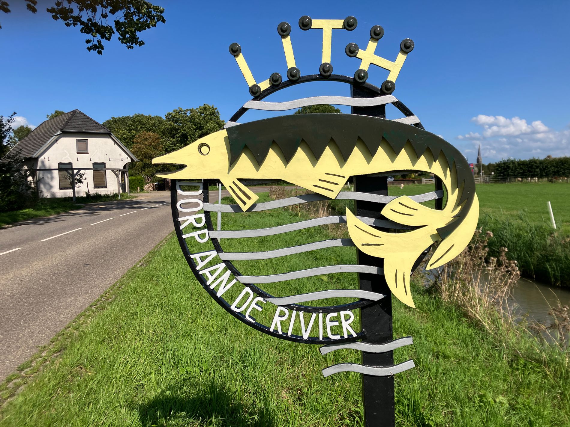 Als dank aan alle Lithse vrijwilligers tijdens opnames in 1958 van de film 'Dorp aan de rivier',  geschonken door regisseur Fons Rademakers