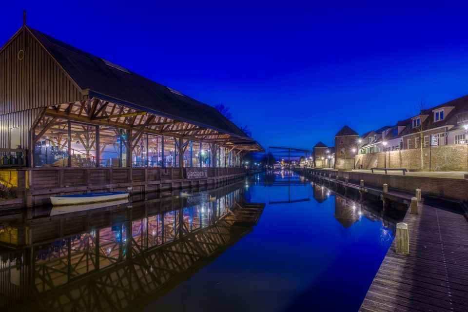 Leerdam in de avond, een helder donker blauwe lucht,