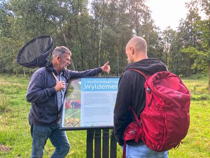 twee mannen bij een informatie bord