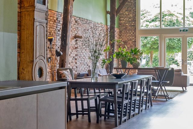 De entree en tevens ontmoetingsruimte van de B&B nodigt uit om even neer te ploffen op de bank of een spelletje te doen aan de lange tafel. Hier wordt tevens het ontbijt geserveerd.