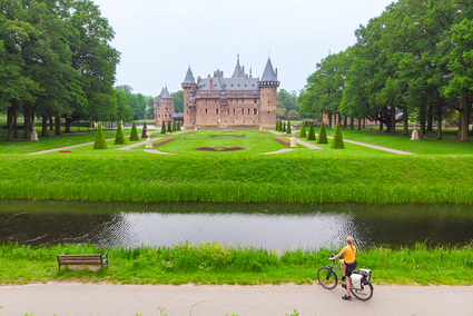 fietser bij kasteel