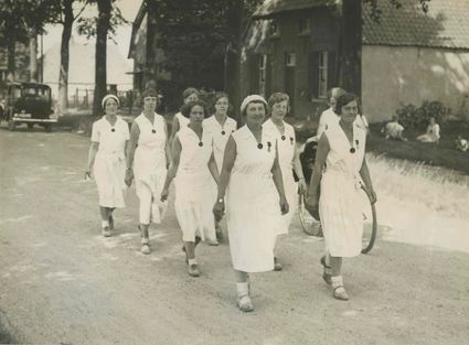 Een groep deelneemsters passeert Wijchen tijdens de 23e Vierdaagse