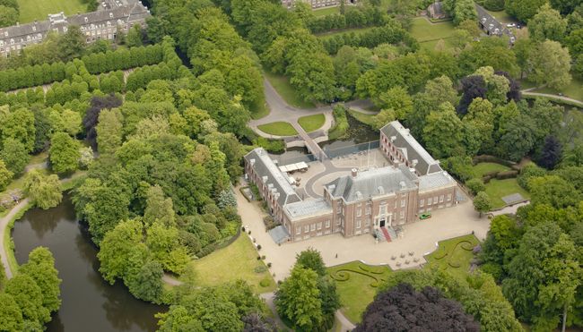 Slot Zeist in beeld gebracht met een drone. De tuinen van het slot zijn volledig groen gekleurd.