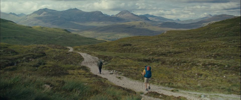 Mensen die op een weg door de natuur lopen