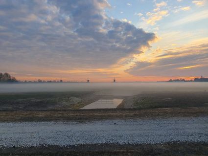 Water door het groene recreatiegebied met een kleurrijke lucht.