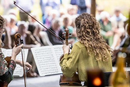 klassieke muziekuitvoering met violisten