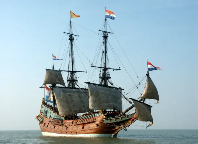 Schip de Batavia op het water aan het varen.