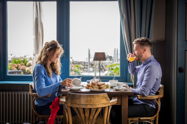 Een man en een vrouw zijn aan het lunchen