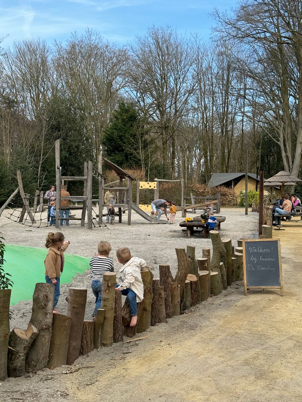 Kinderen spelen in de speeltuin van Brasserie De Woensberg in Huizen.