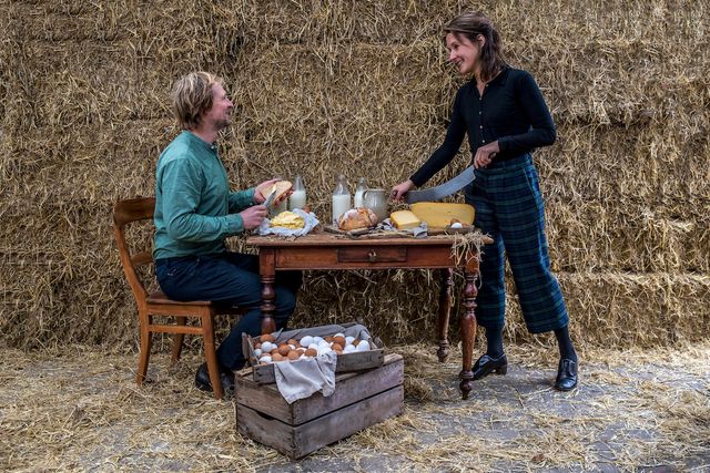 2 mensen die wat eten bij Boerderij Op d'n Hoek