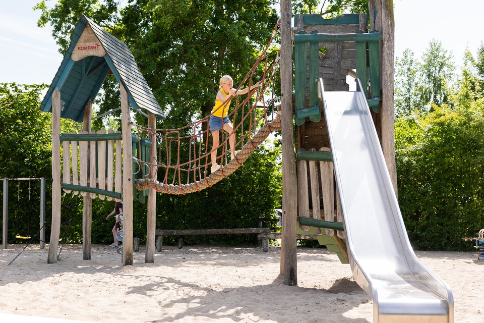Spelen in de speeltuin tijdens een minivakantie in Witmarsum en Bolsward.