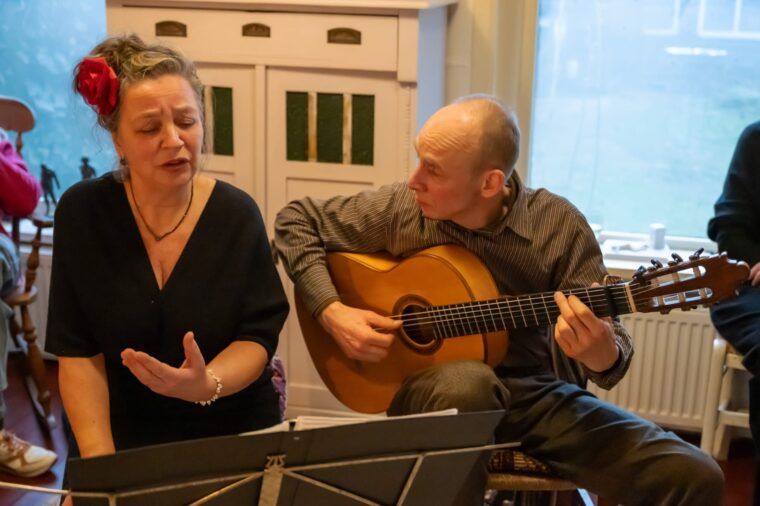Zangeres en dwarsfluitiste Fransje van Dongen en gitarist Martin van Mourik