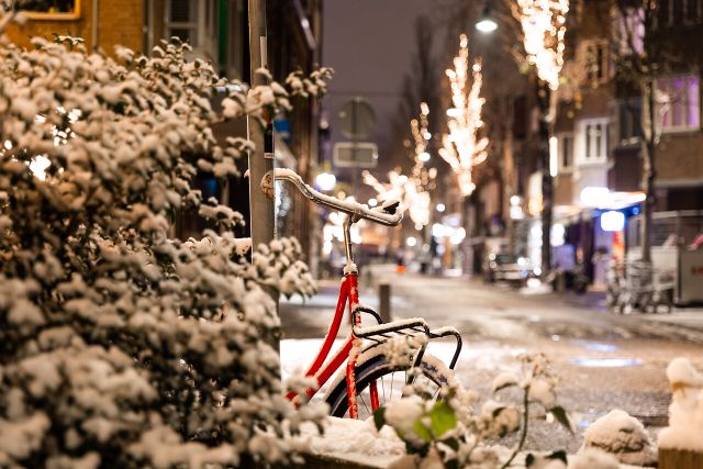 Ketelhuisplein op Strijp-S in Eindhoven in de sneeuw tijdens kerst