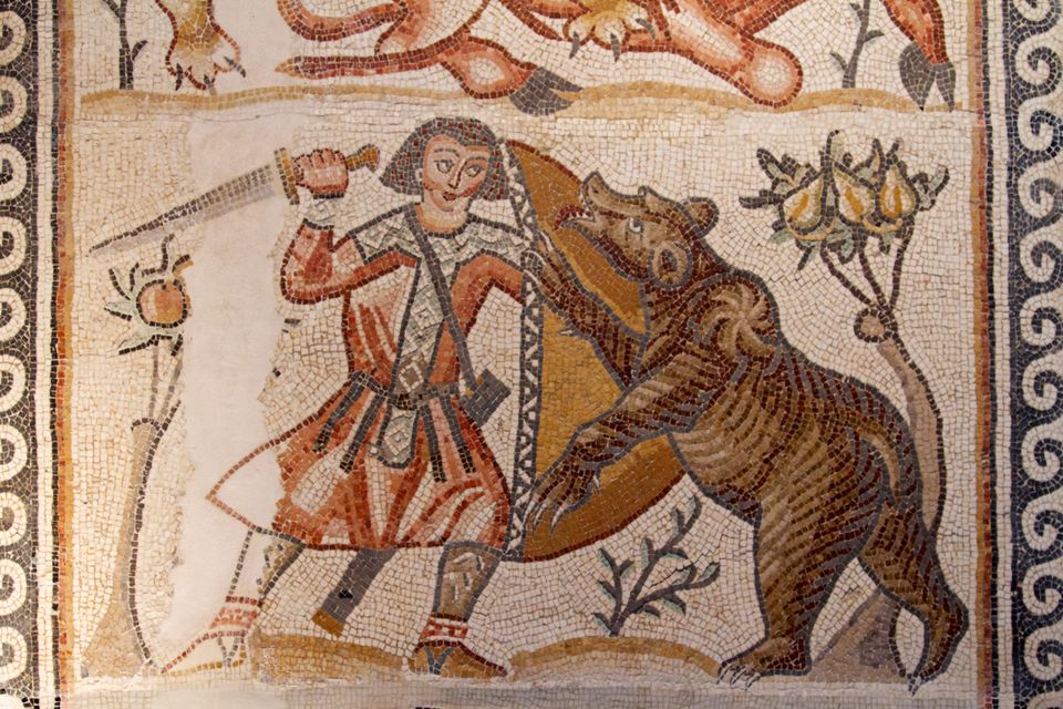 Mozaïek uit de Laat-Romeinse tijd over de jacht op een beer.