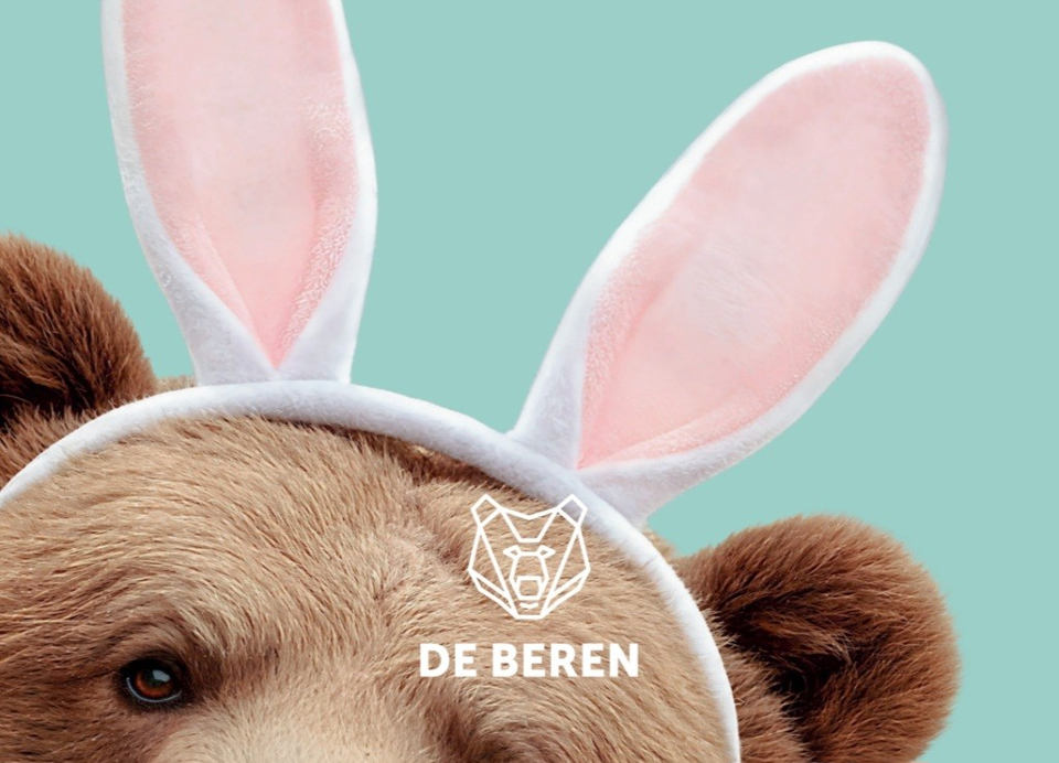 De beren mascot in pasen stijl