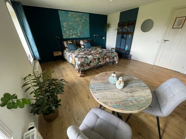 De blauwe kamer heeft een kingsize boxspring. De badkamer is voorzien van een comfortabele douche, toilet en wastafel.