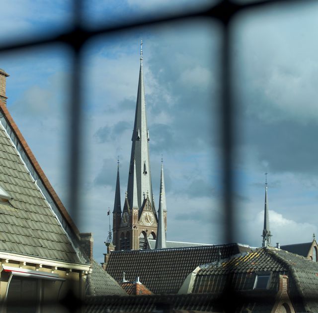 Kerktoren van de Petruskerk in Woerden, gezien over de daken van de historische binnenstad.
