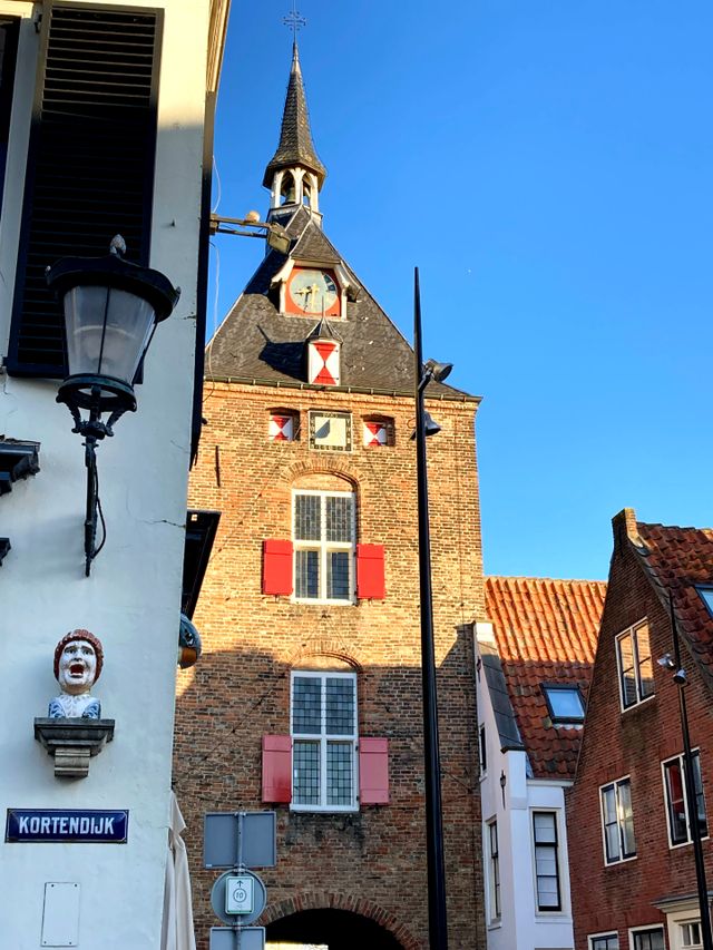 De oude Lekpoort in Vrijstad Vianen met rode luikjes