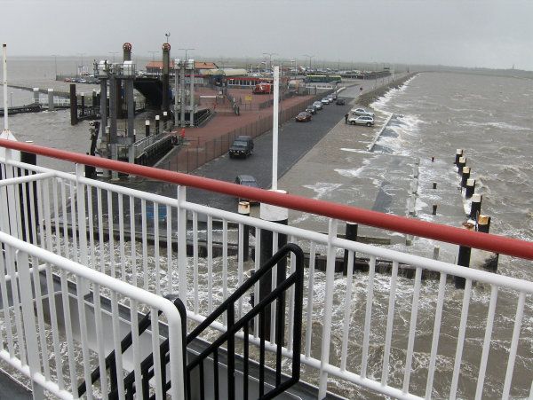 Ook in de zomer kan het behoorlijk onstuimig zijn.Hier een foto genomen vanaf de veerboot Oerd bij windkracht 9.