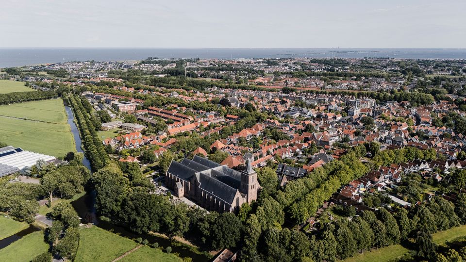 Een luchtfoto van Edam met de Grote Kerk erop