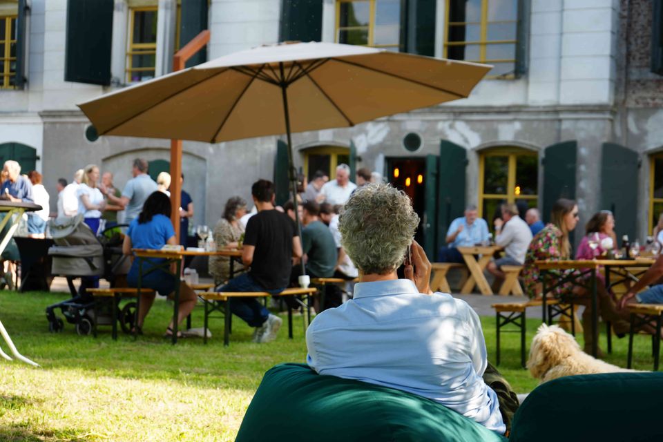 Fort Nieuwersluis bezoekers op terras