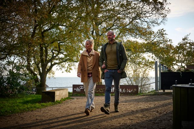 Stel wandelt de Kroegjesroute door Gaasterland.