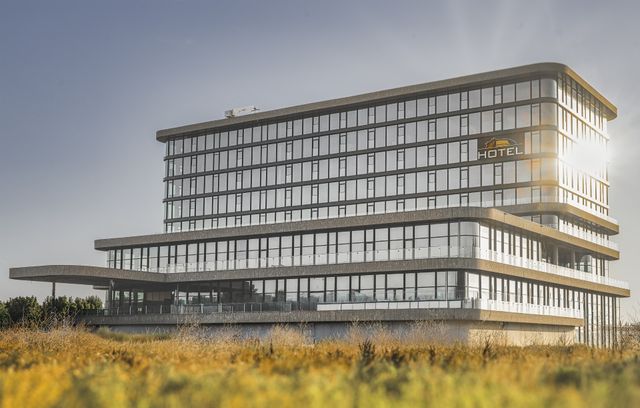 Exterieur van Van der Valk Hotel Woerden, modern hotel aan de rand van Woerden in het Groene Hart. Ideaal voor een overnachting, zakelijk verblijf of weekendje weg. Foto: Studio Soon.