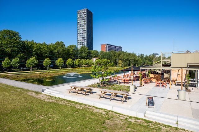 Foto van het spoorpark met T-huis en terras erop