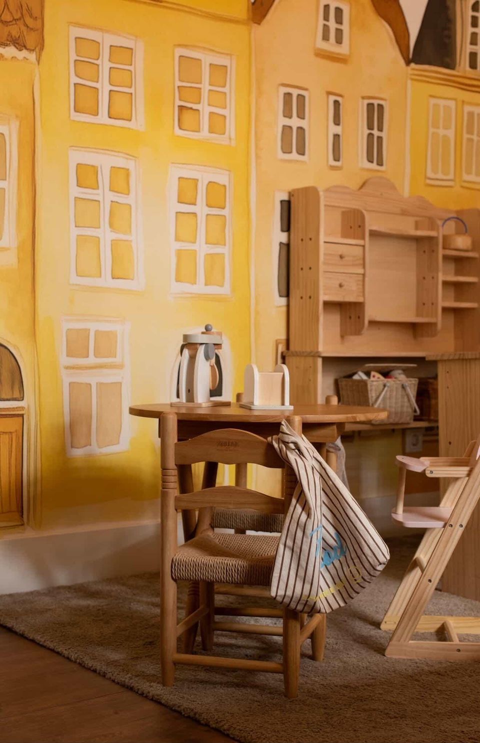 In het restaurant staat een hoekje dat gezellig is ingericht voor kinderen.